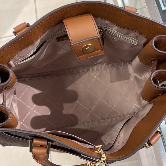 MICHAEL KORS 
Hamilton Medium Logo Satchel
Brown Signature
NWT - Picture 12 of 16